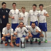 Das Bild zeigt Fußballspieler vor einem Tor