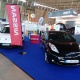 Das Bild zeigt einen Messestand mit ausgestellten Autos