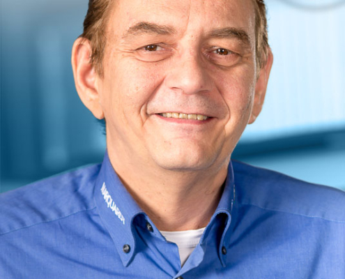 Das Bild zeigt einen Mitarbeiter