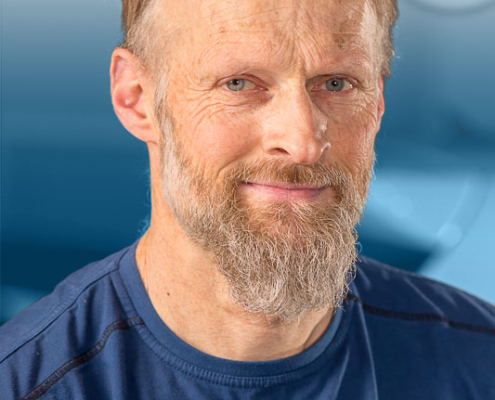 Das Bild zeigt einen Mitarbeiter