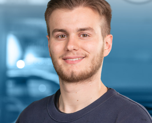 Das Bild zeigt einen Mitarbeiter