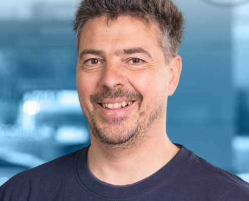 Das Bild zeigt einen Mitarbeiter
