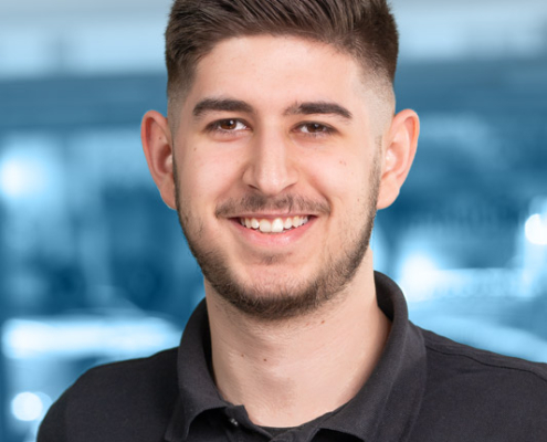 Das Bild zeigt einen Mitarbeiter