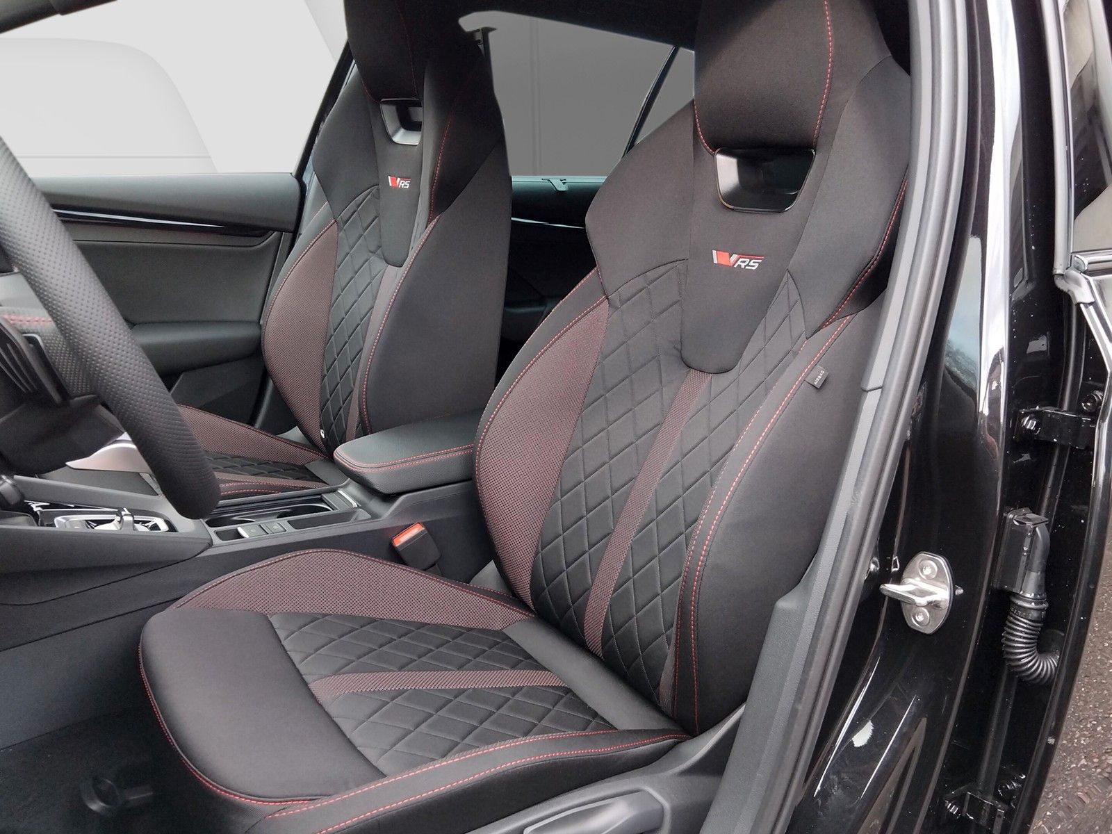 Fahrzeugabbildung SKODA Octavia Combi 2.0TSI RS 360 AHK Pano ACC DCC