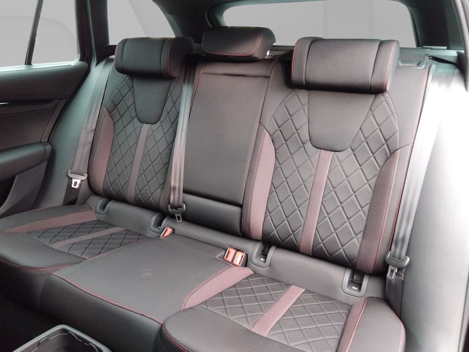 Fahrzeugabbildung SKODA Octavia Combi 2.0TSI RS 360° AHK Pano ACC DCC