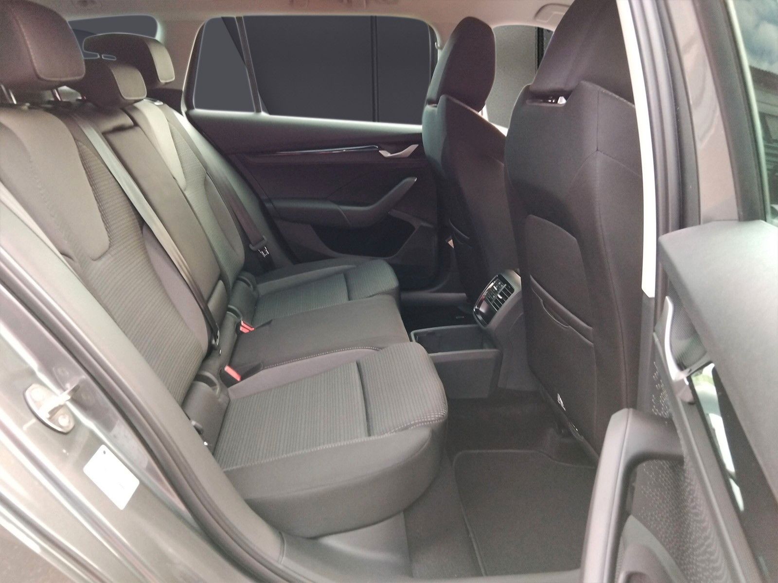 Fahrzeugabbildung SKODA Octavia Combi 1.5 TSI DSG Kamera LED AHK Sideas.