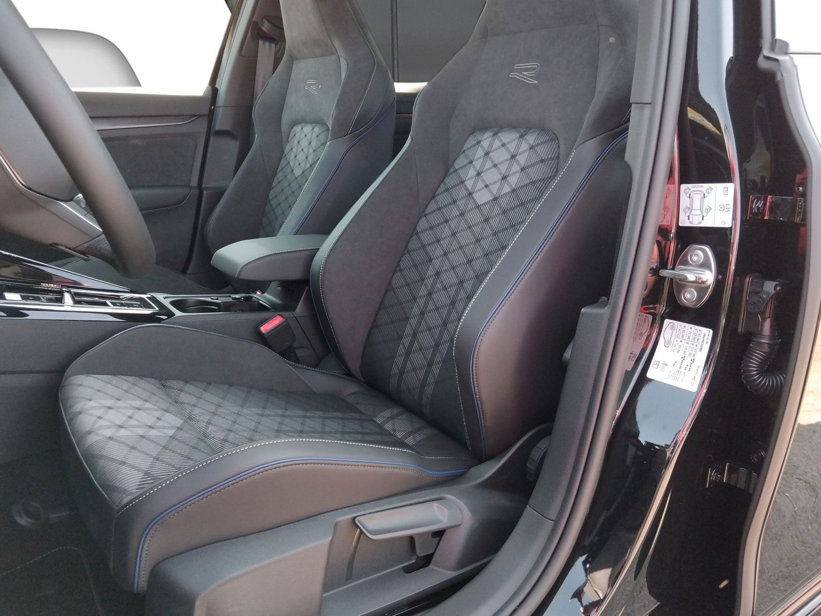 Fahrzeugabbildung Volkswagen Golf VIII 2.0 TDI  R-Line Pano 18" AHK ACC Side