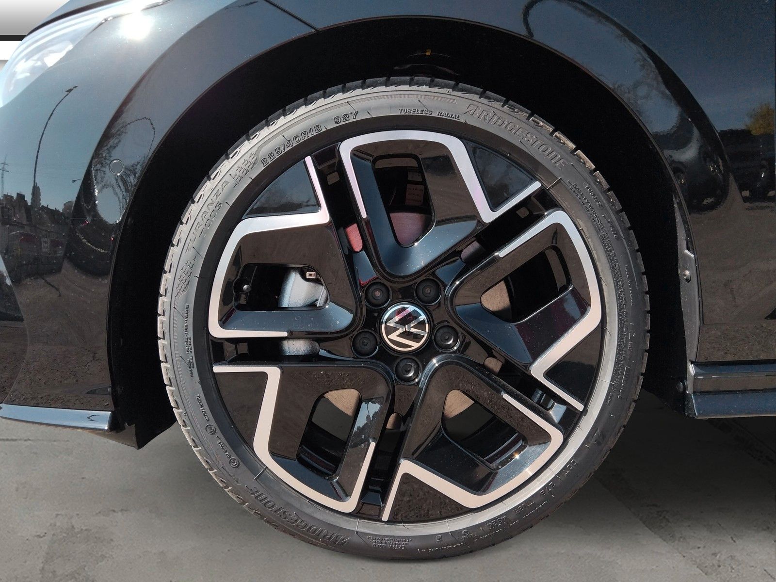 Fahrzeugabbildung Volkswagen Golf VIII 2.0 TDI  R-Line Pano 18" AHK ACC Side