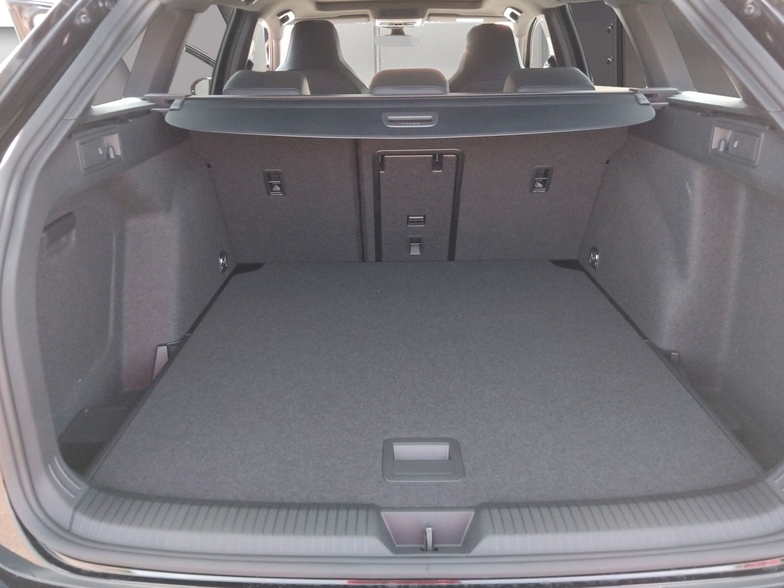 Fahrzeugabbildung Volkswagen Golf VIII 2.0 TDI  R-Line Pano 18" AHK ACC Side