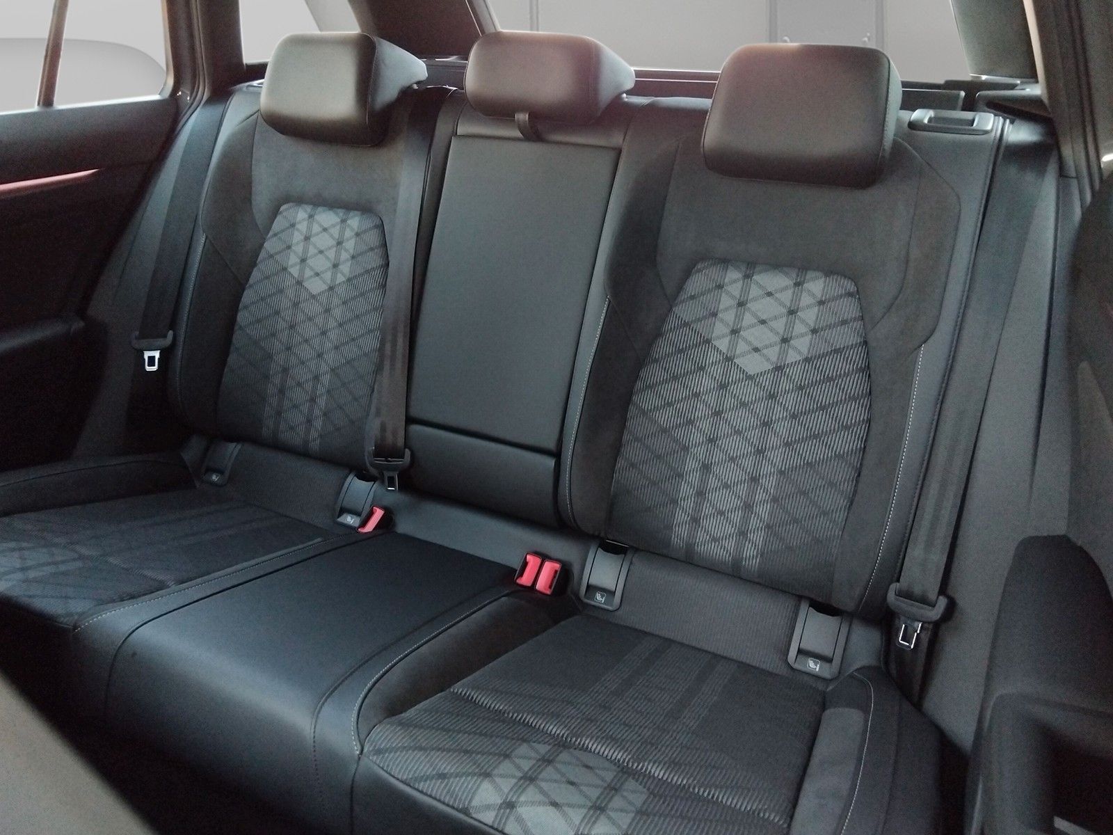 Fahrzeugabbildung Volkswagen Golf VIII 2.0 TDI  R-Line Pano 18" AHK Standhzg