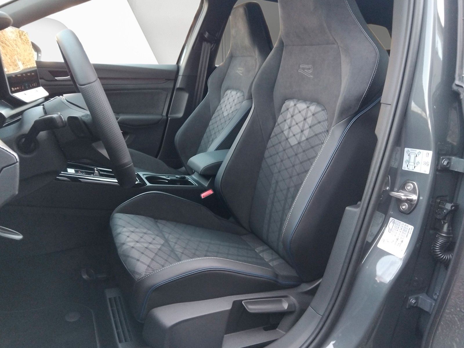 Fahrzeugabbildung Volkswagen Golf VIII 2.0 TDI  R-Line Pano 18" AHK Standhzg