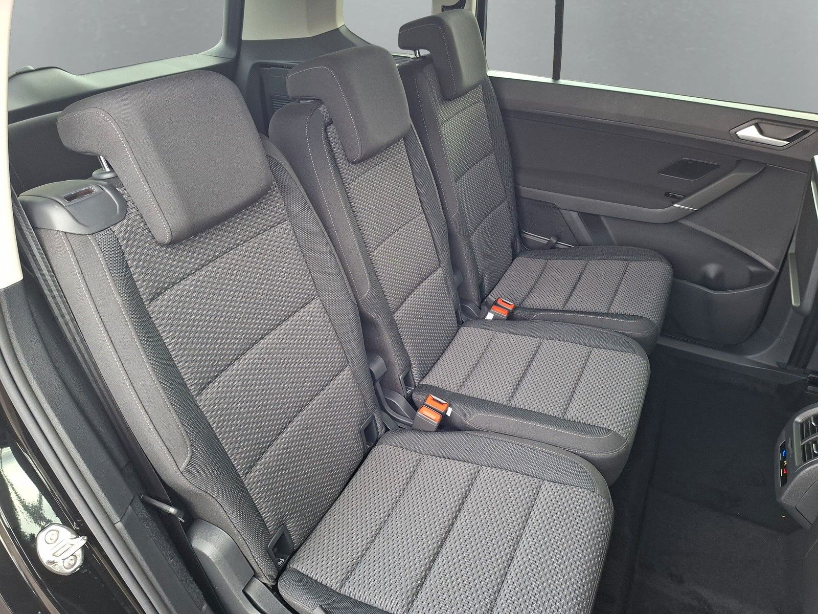 Fahrzeugabbildung Volkswagen Touran 1.5TSI IQ LED AHK 7Sitze Pano heizb.Front