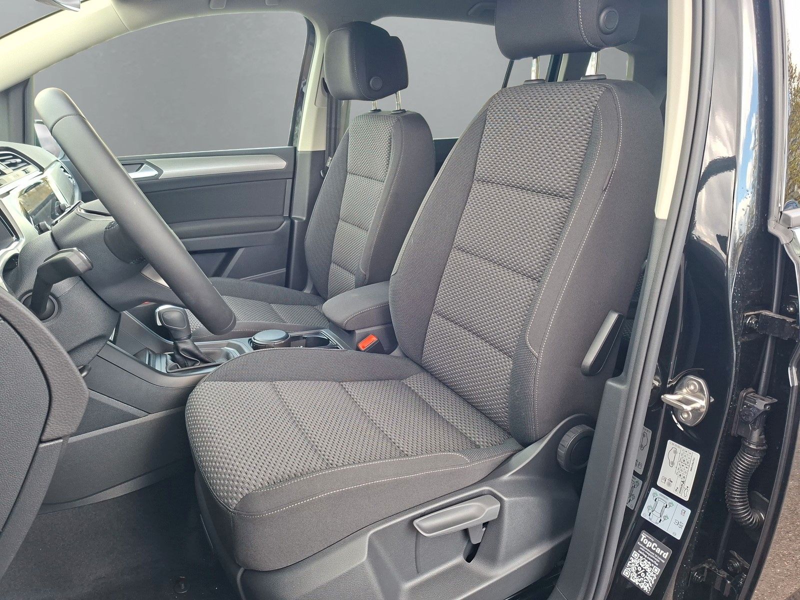 Fahrzeugabbildung Volkswagen Touran 1.5TSI IQ LED AHK 7Sitze Pano heizb.Front