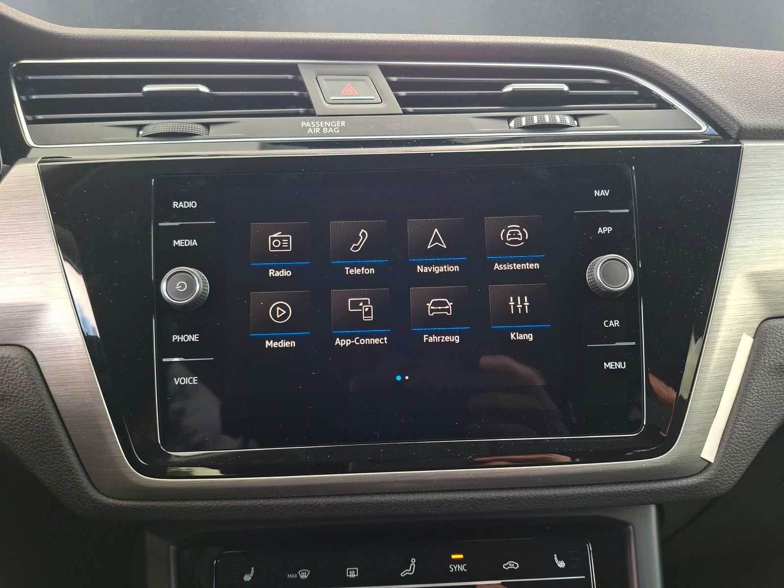 Fahrzeugabbildung Volkswagen Touran 1.5TSI IQ LED AHK 7Sitze Pano heizb.Front