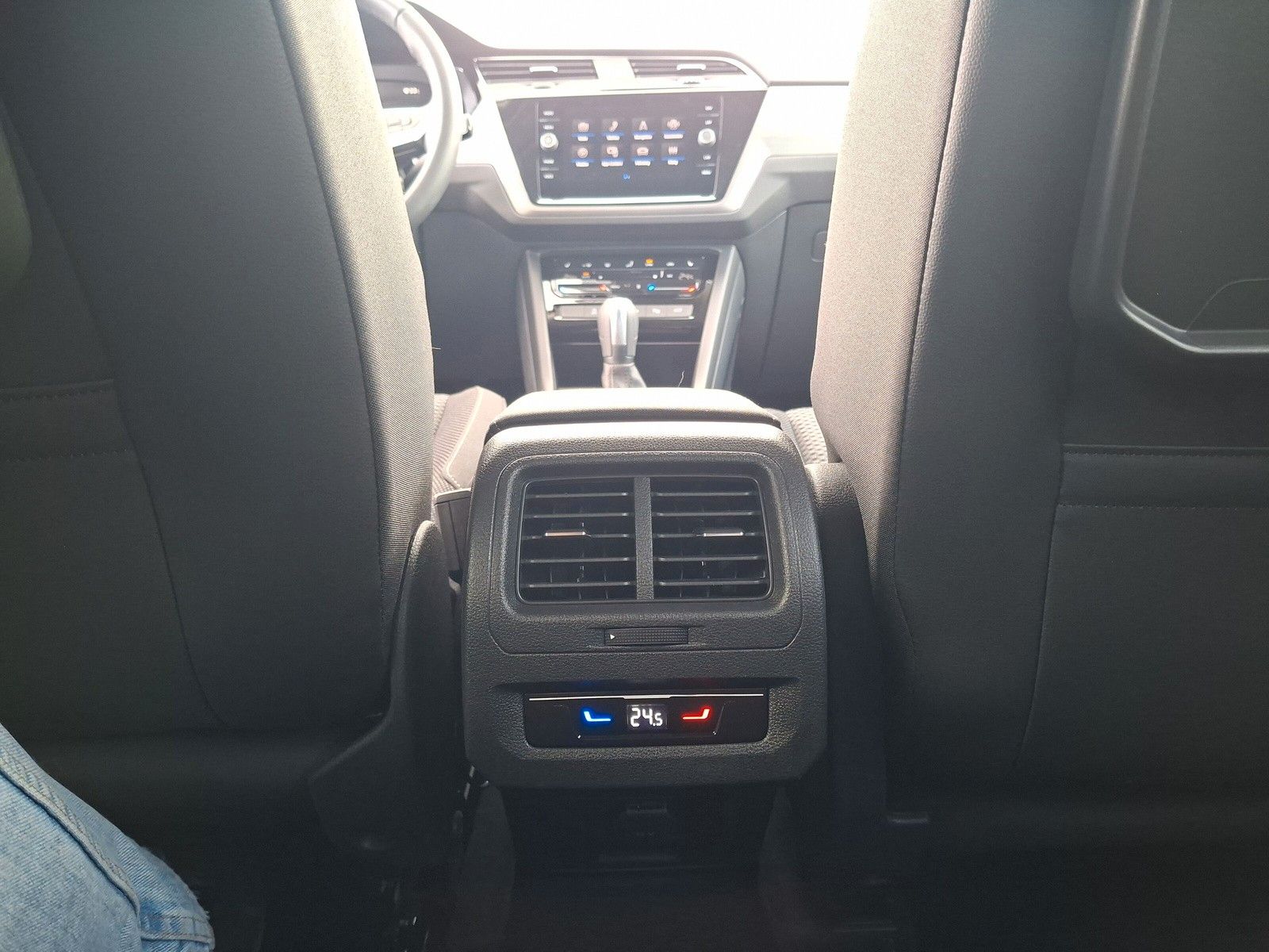 Fahrzeugabbildung Volkswagen Touran 1.5TSI IQ LED ACC 7Sitze Pano heizb.Front