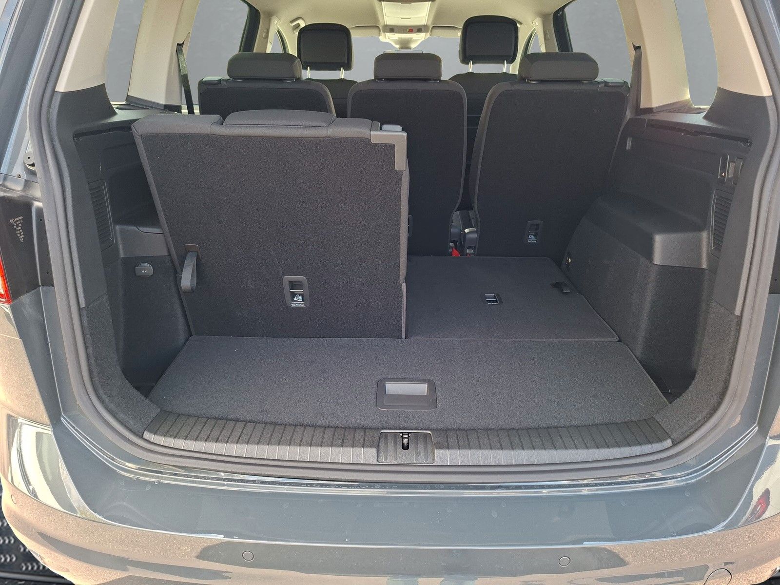 Fahrzeugabbildung Volkswagen Touran 1.5TSI IQ LED ACC 7Sitze Pano heizb.Front