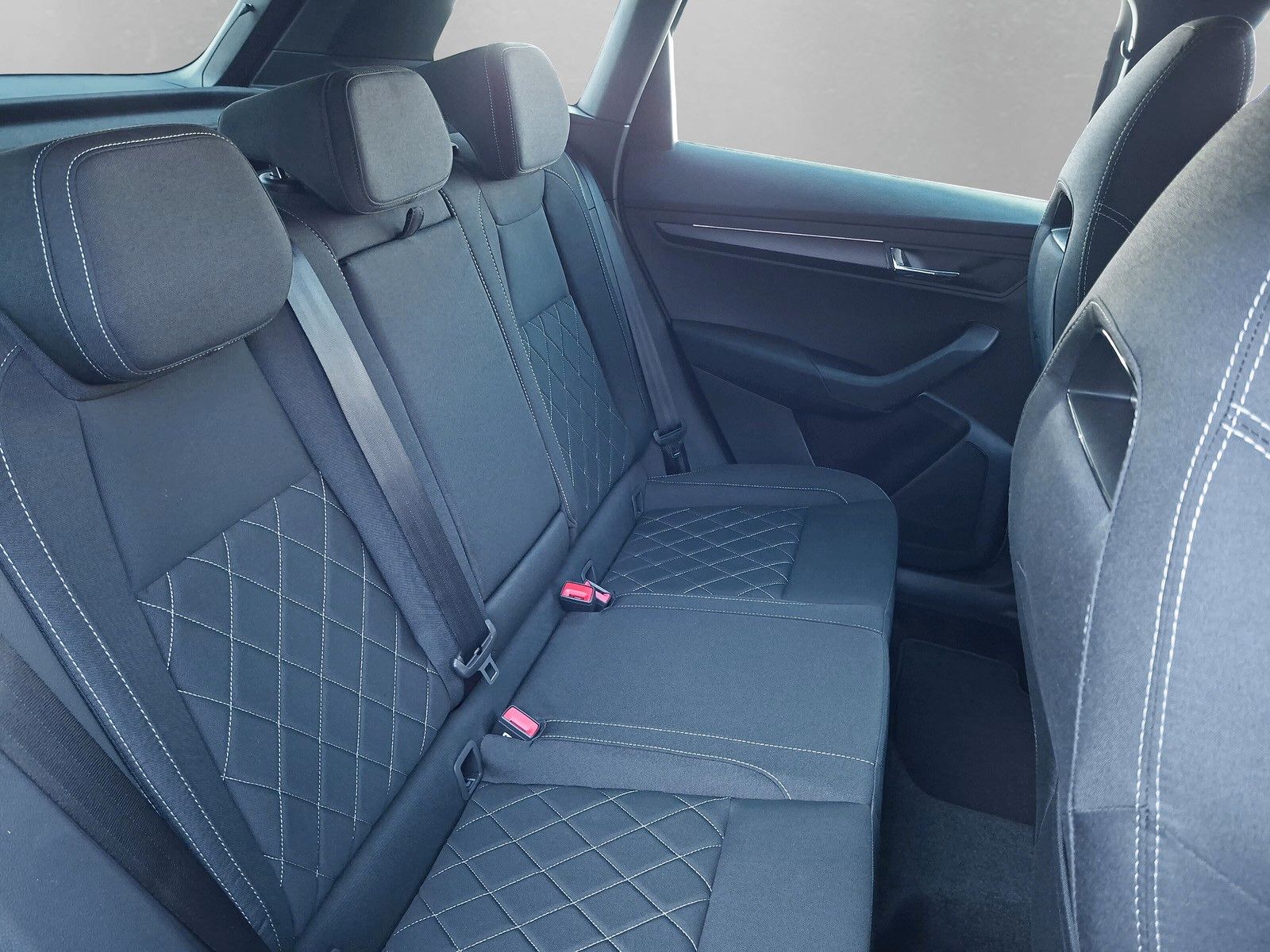 Fahrzeugabbildung SKODA Karoq Sportline 2.0TDI 4x4 Pano AHK 19" Matrix