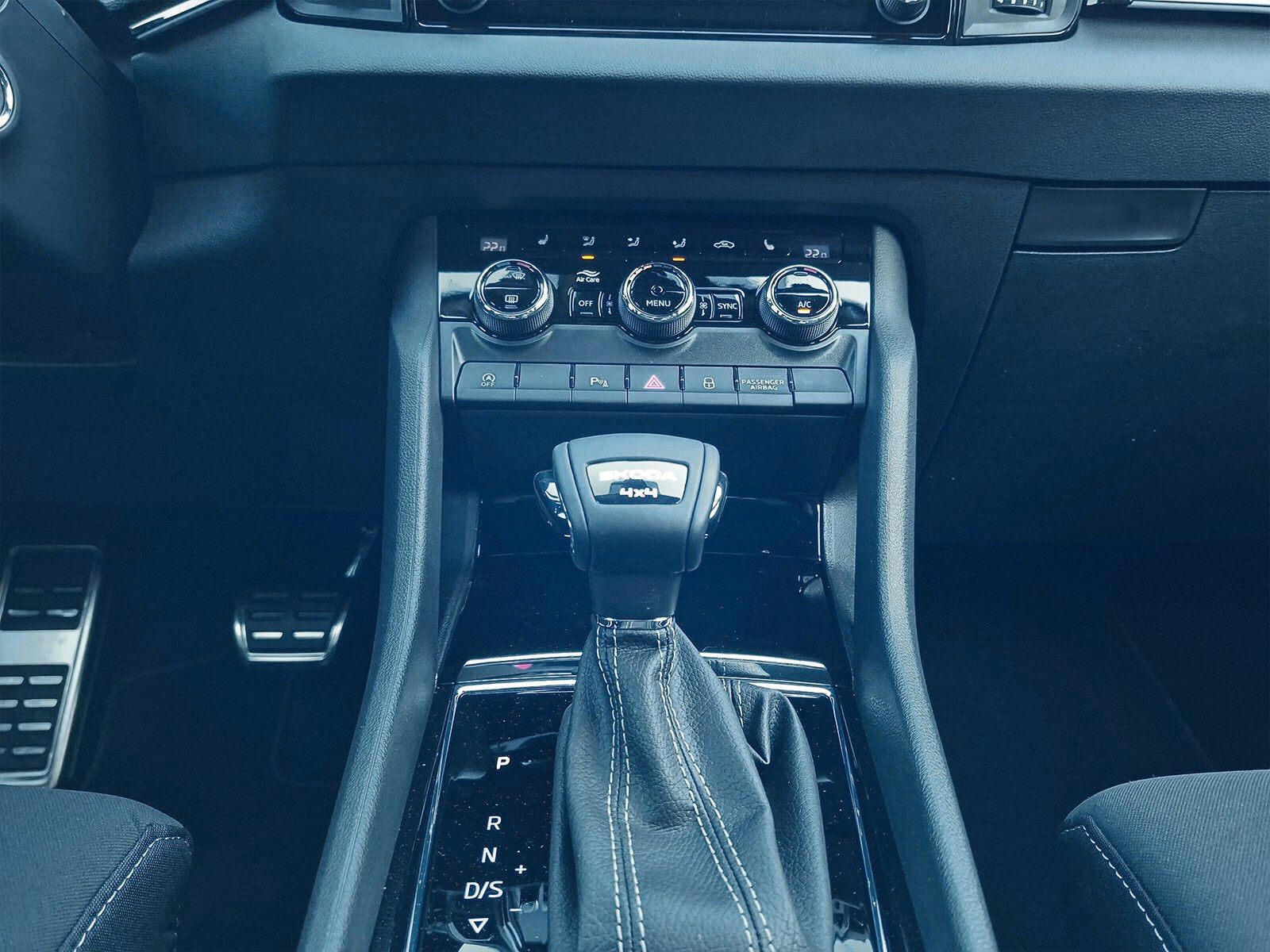 Fahrzeugabbildung SKODA Karoq Sportline 2.0TDI 4x4 Pano AHK 19" Matrix