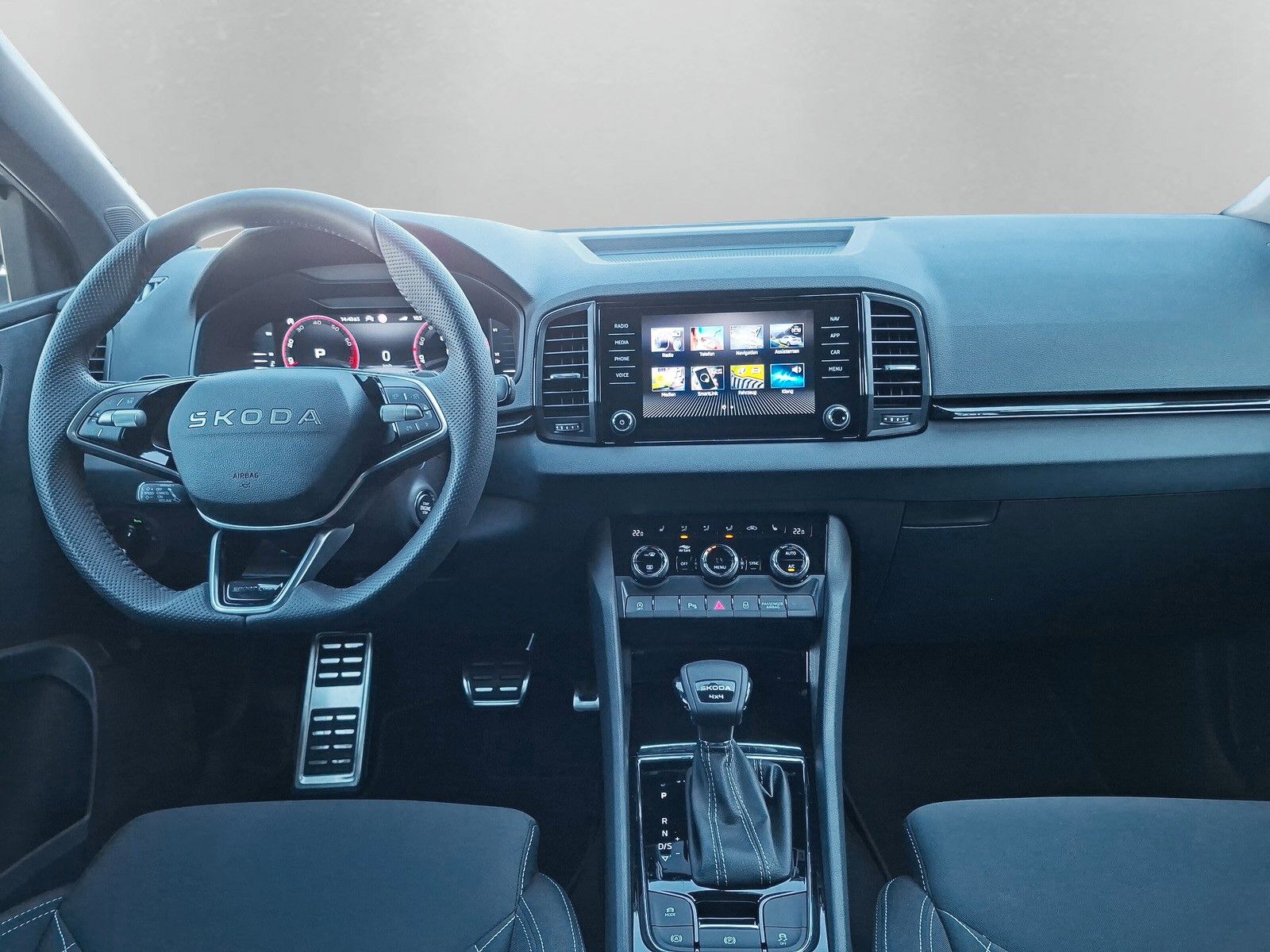 Fahrzeugabbildung SKODA Karoq Sportline 2.0TDI 4x4 Pano AHK 19" Matrix