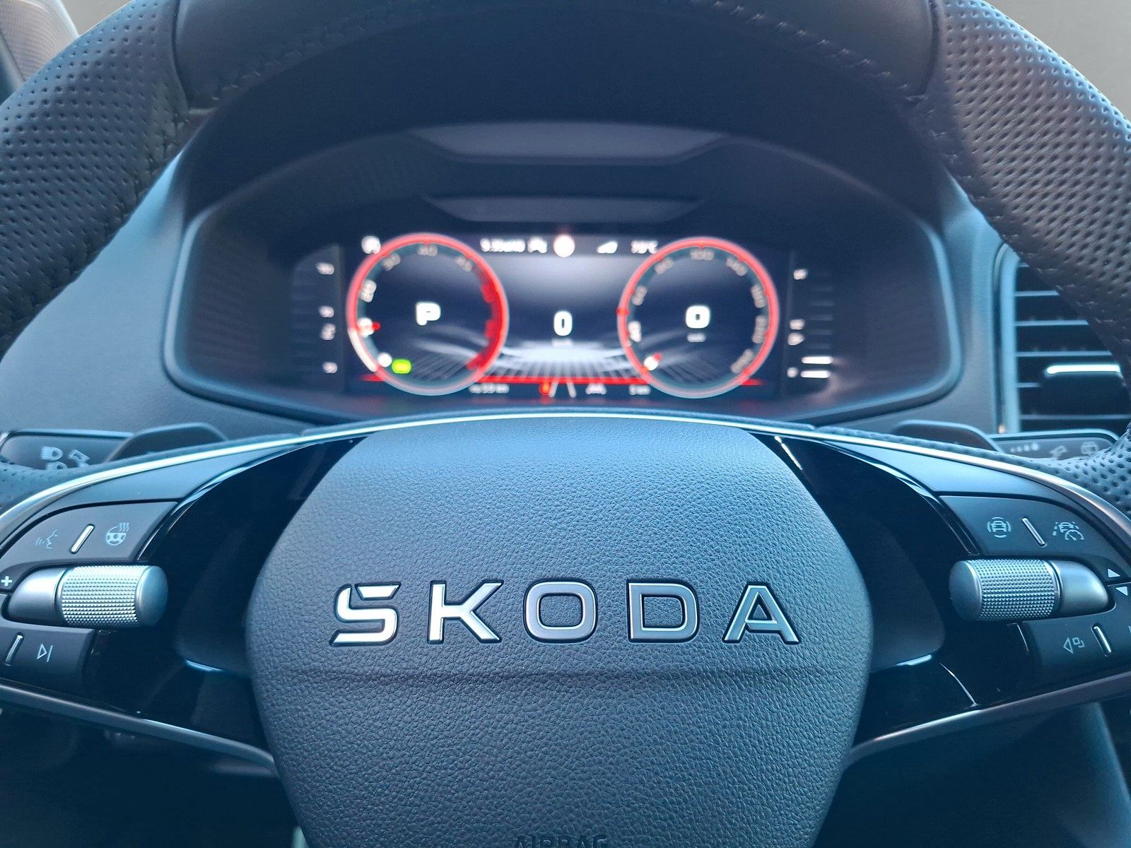 Fahrzeugabbildung SKODA Karoq Sportline 2.0TDI 4x4 Pano AHK 19" Matrix