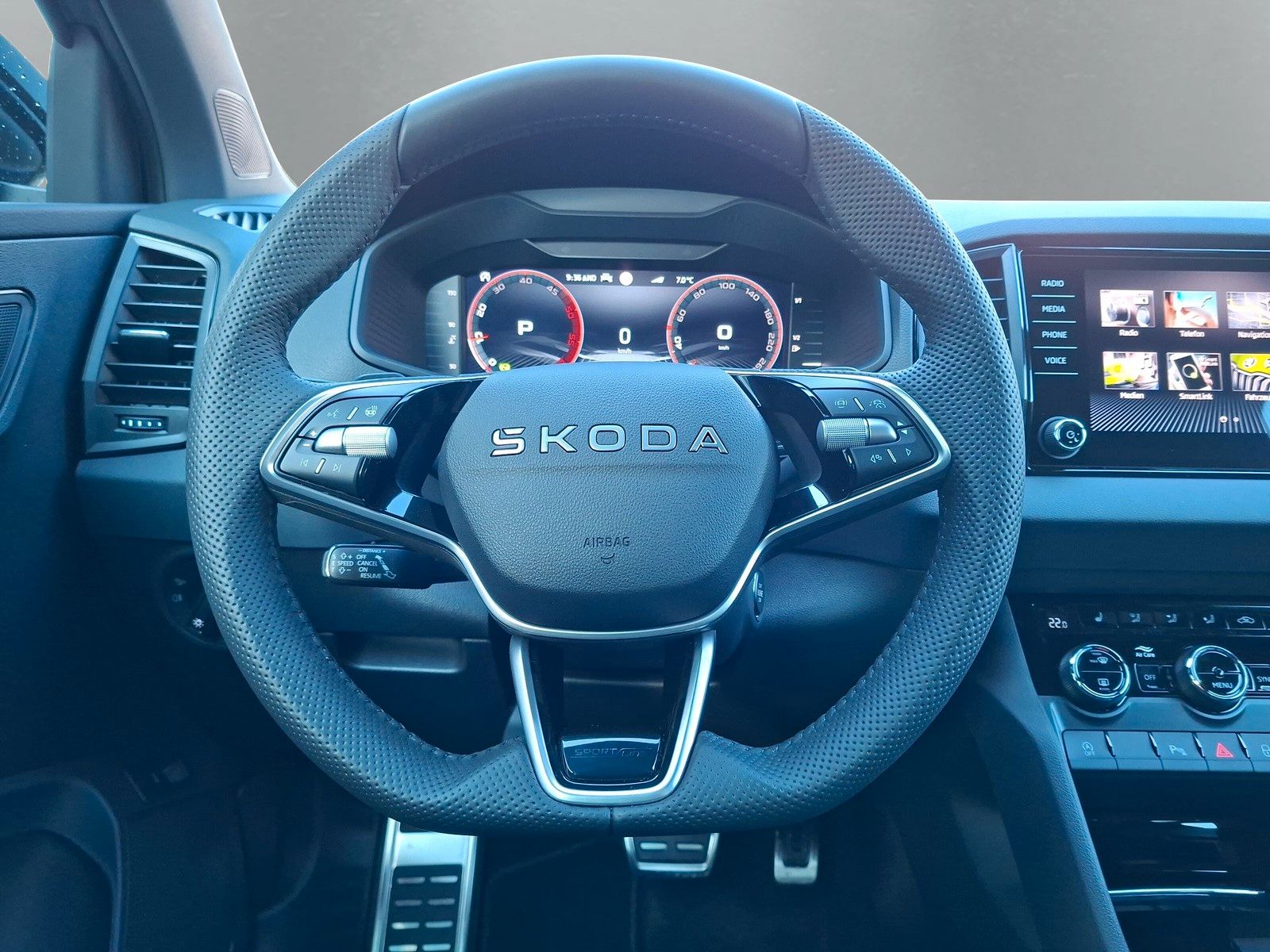 Fahrzeugabbildung SKODA Karoq Sportline 2.0TDI 4x4 Pano AHK 19" Matrix