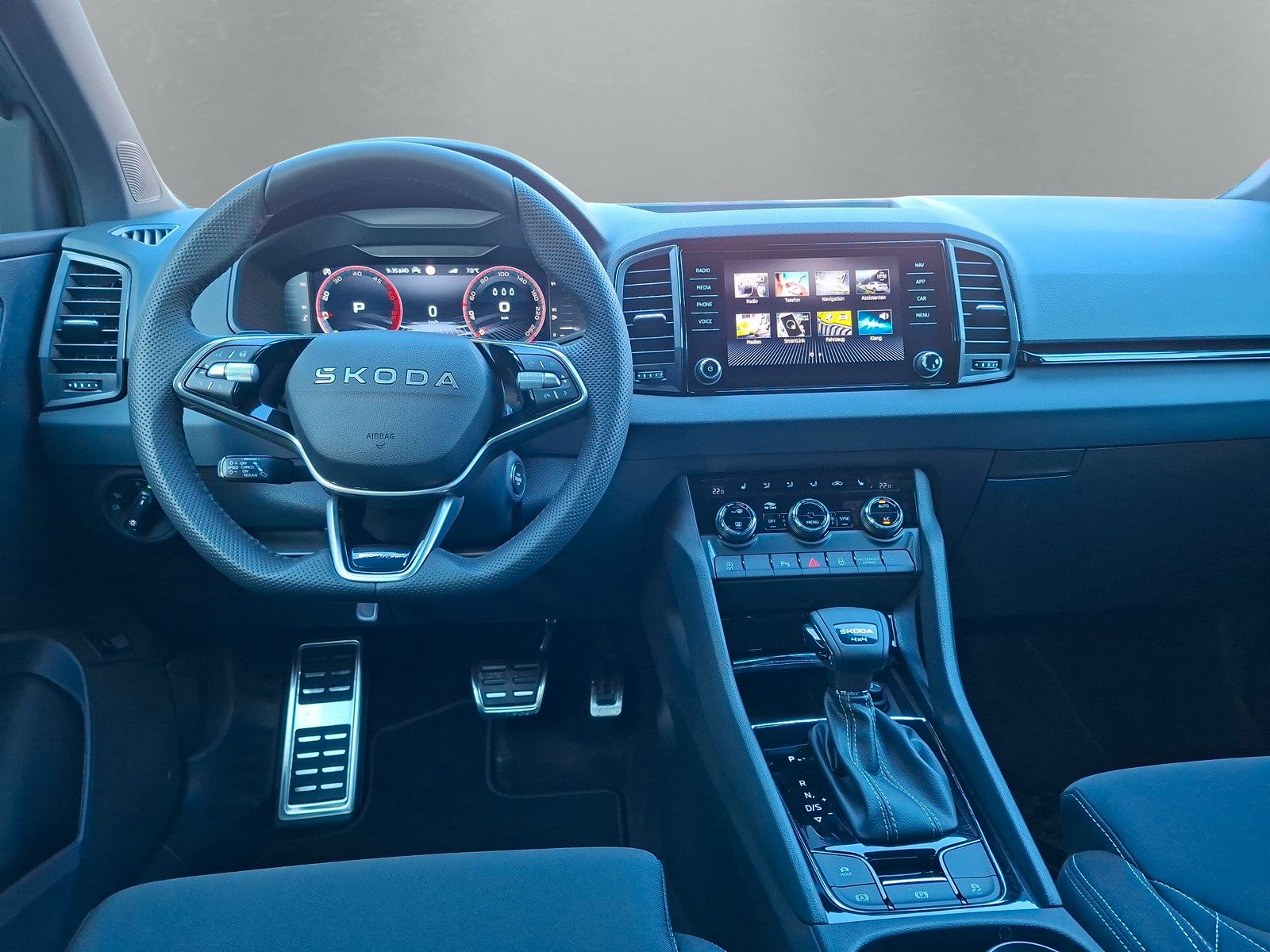 Fahrzeugabbildung SKODA Karoq Sportline 2.0TDI 4x4 Pano AHK 19" Matrix