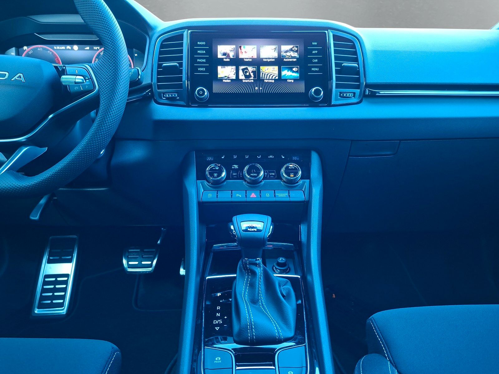 Fahrzeugabbildung SKODA Karoq Sportline 2.0TDI 4x4 Pano AHK 19" Matrix