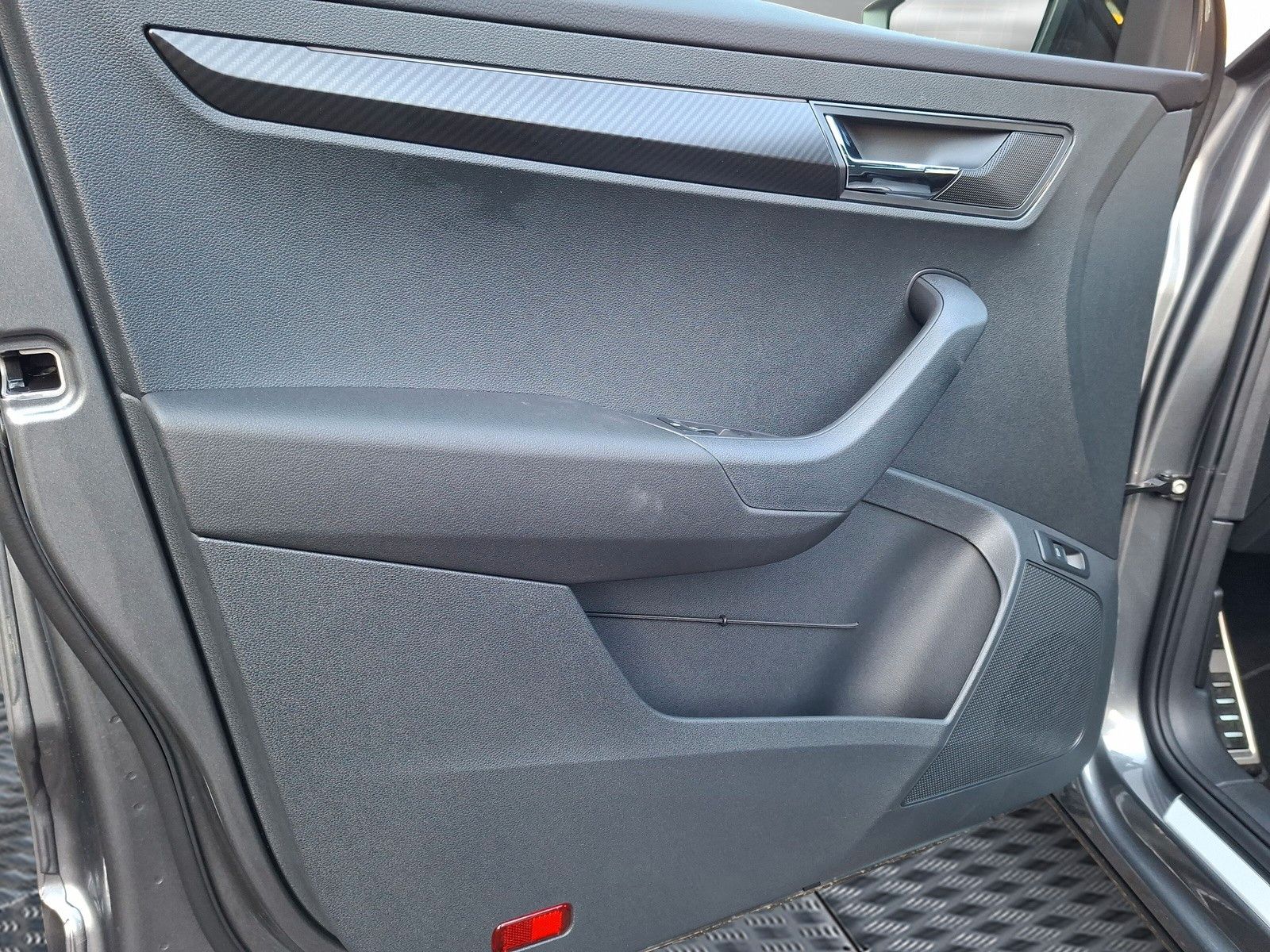 Fahrzeugabbildung SKODA Karoq Sportline 2.0TDI 4x4 Pano AHK 19" Matrix