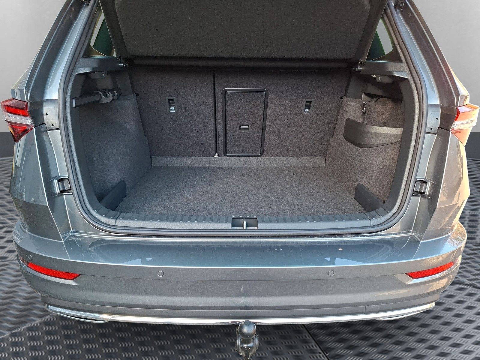 Fahrzeugabbildung SKODA Karoq Sportline 2.0TDI 4x4 Pano AHK 19" Matrix