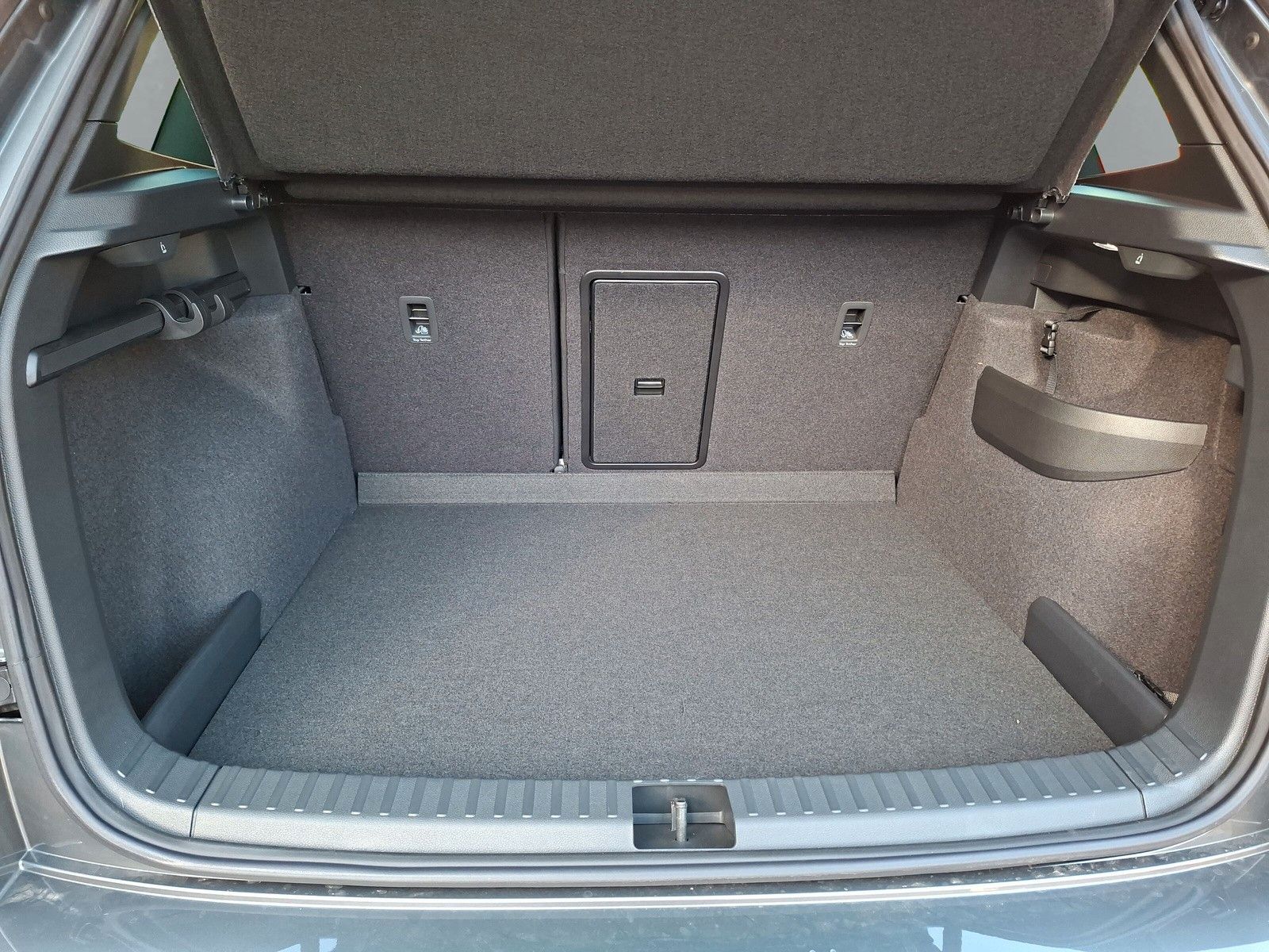 Fahrzeugabbildung SKODA Karoq Sportline 2.0TDI 4x4 Pano AHK 19" Matrix