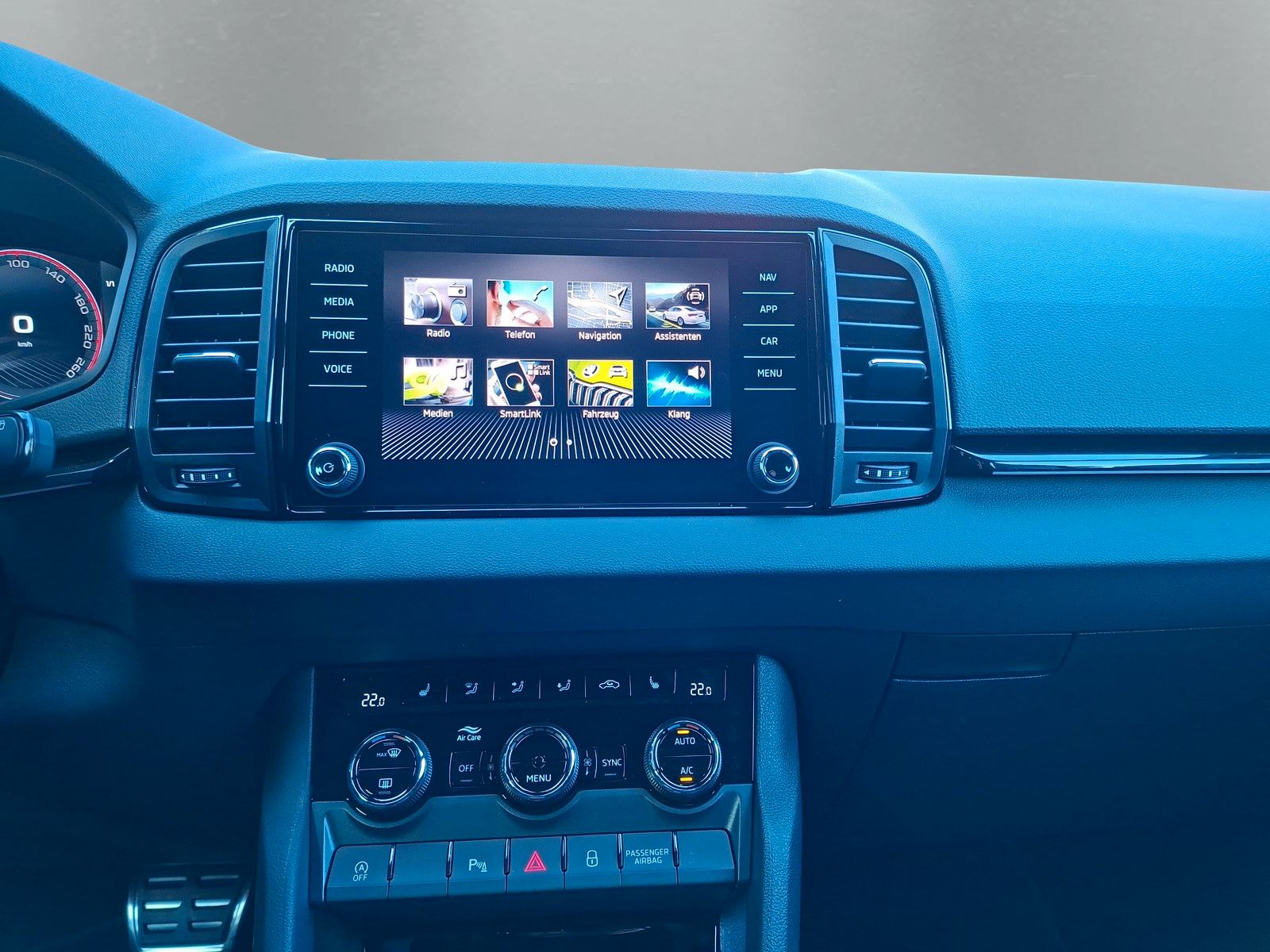 Fahrzeugabbildung SKODA Karoq Sportline 2.0TDI 4x4 Pano AHK 19" Matrix