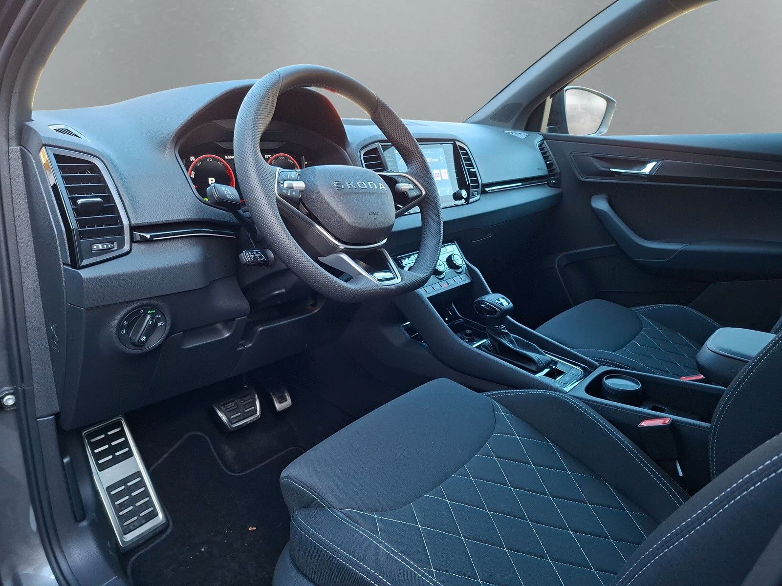 Fahrzeugabbildung SKODA Karoq Sportline 2.0TDI 4x4 Pano AHK 19" Matrix