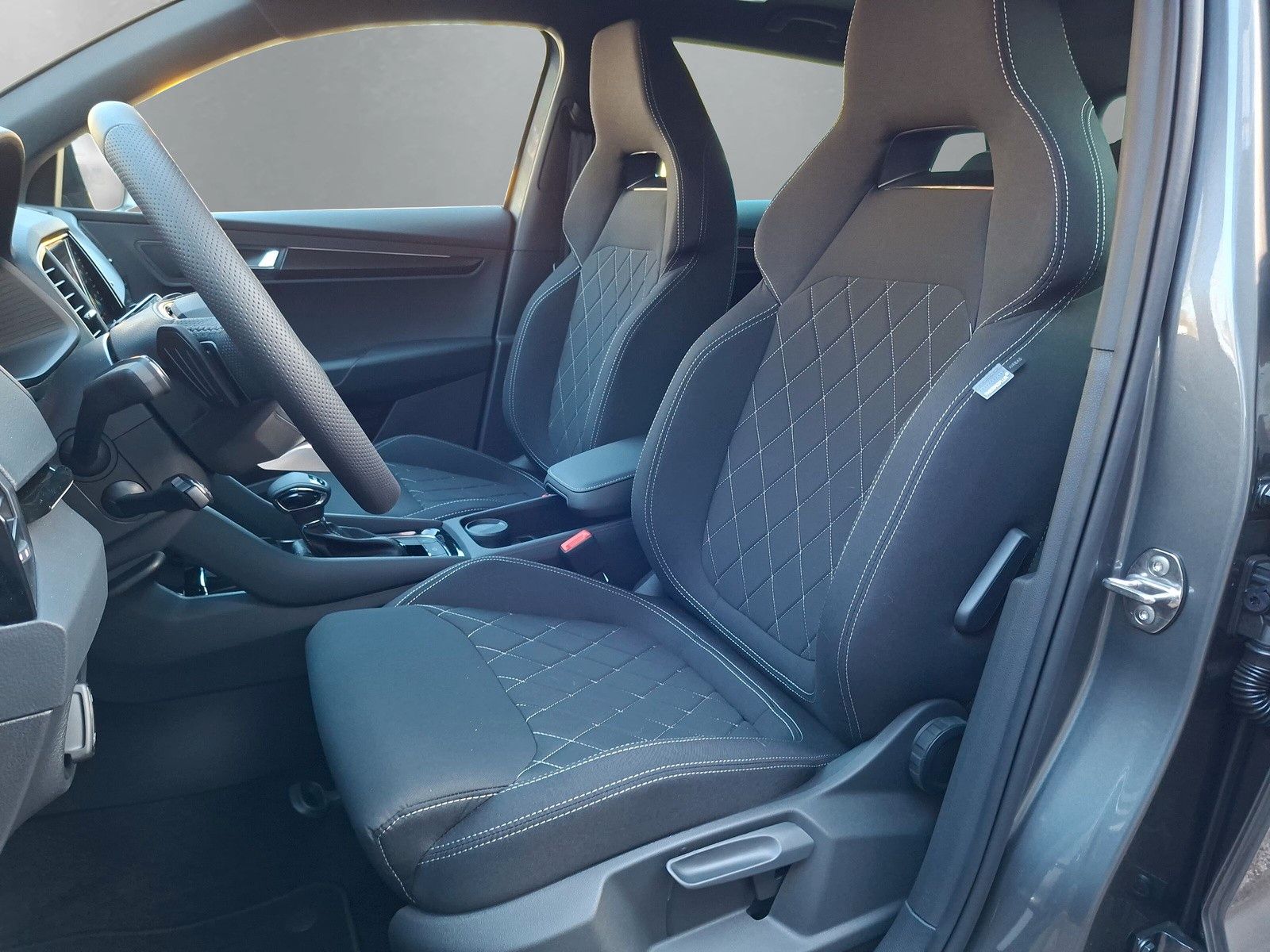 Fahrzeugabbildung SKODA Karoq Sportline 2.0TDI 4x4 Pano AHK 19" Matrix