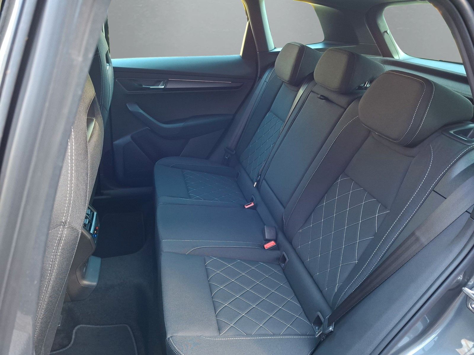 Fahrzeugabbildung SKODA Karoq Sportline 2.0TDI 4x4 Pano AHK 19" Matrix