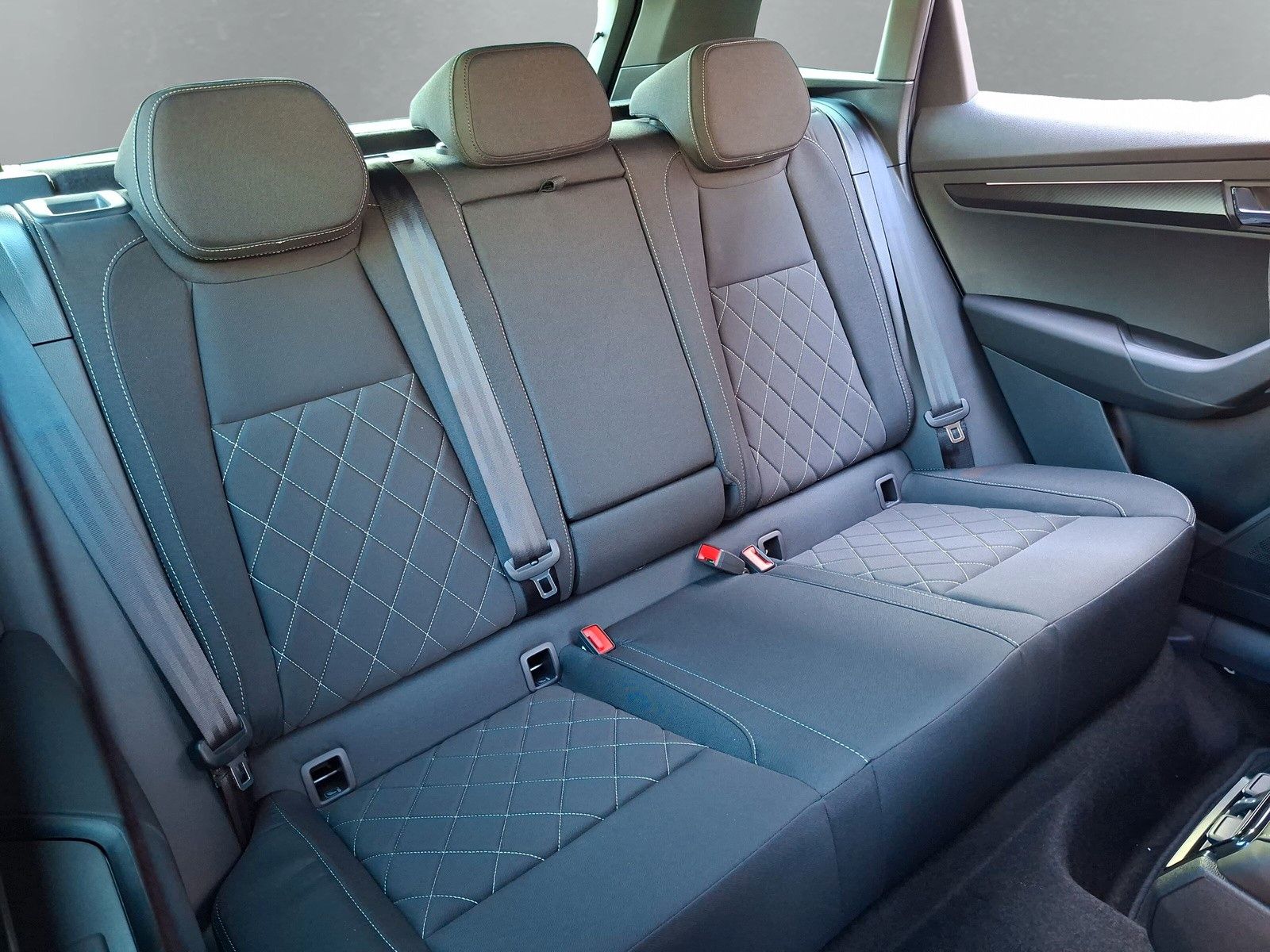 Fahrzeugabbildung SKODA Karoq Sportline 2.0TDI 4x4 Pano AHK 19" Matrix