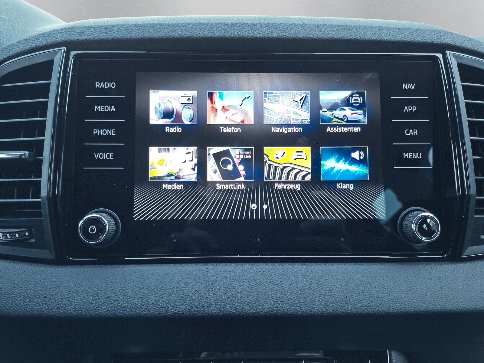 Fahrzeugabbildung SKODA Karoq 1.5 TSI Sportline Pano AHK Matrix 19" Side