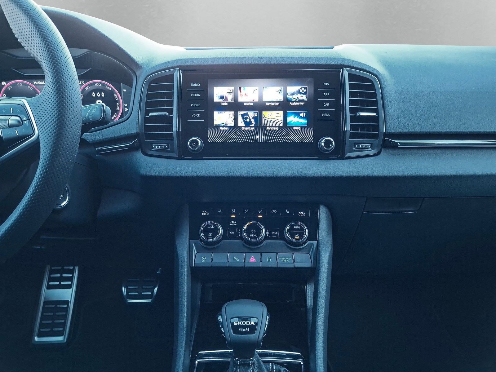 Fahrzeugabbildung SKODA Karoq 1.5 TSI Sportline Pano AHK Matrix 19" Side