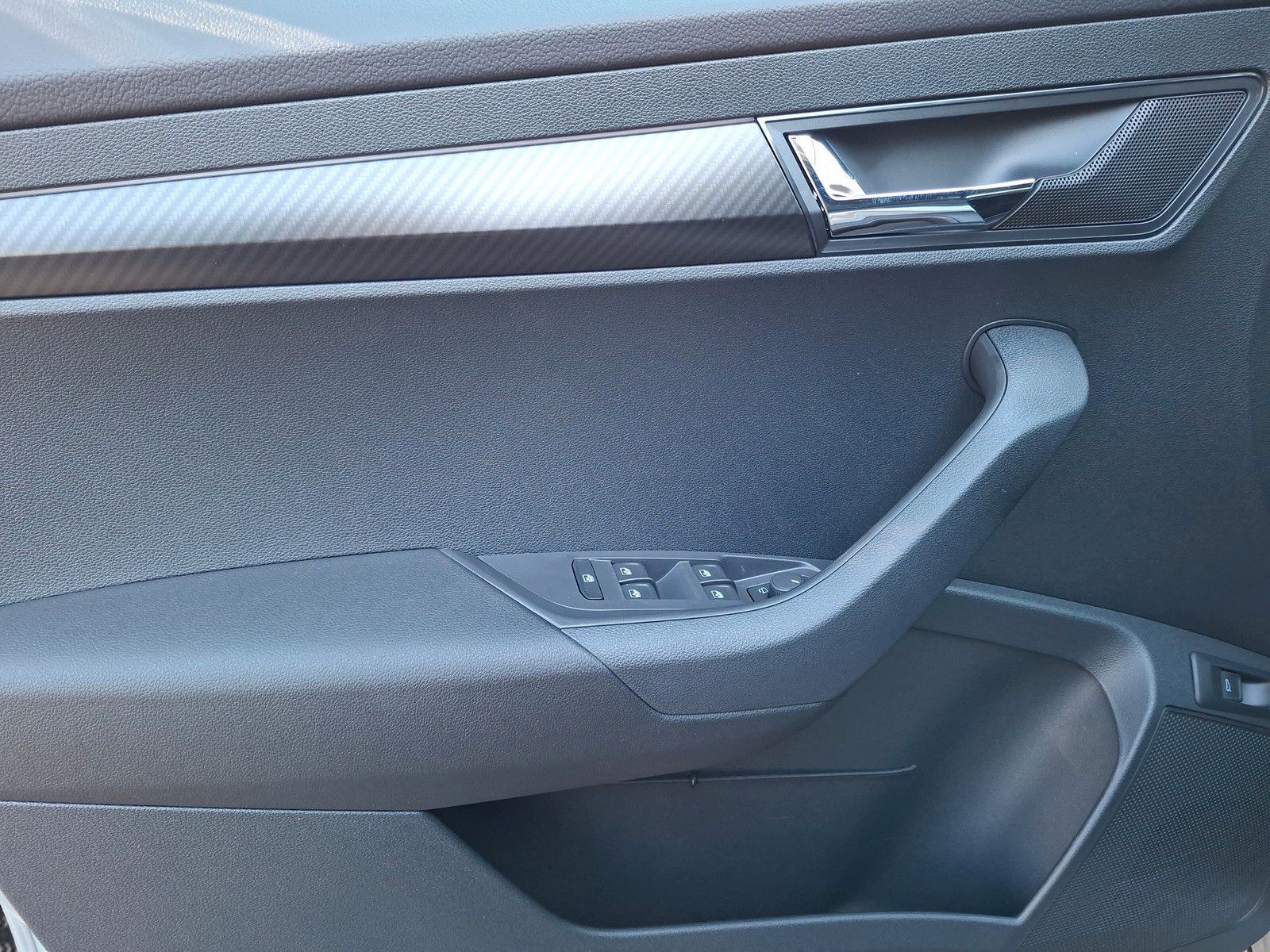 Fahrzeugabbildung SKODA Karoq 1.5 TSI Sportline Pano AHK Matrix 19" Side