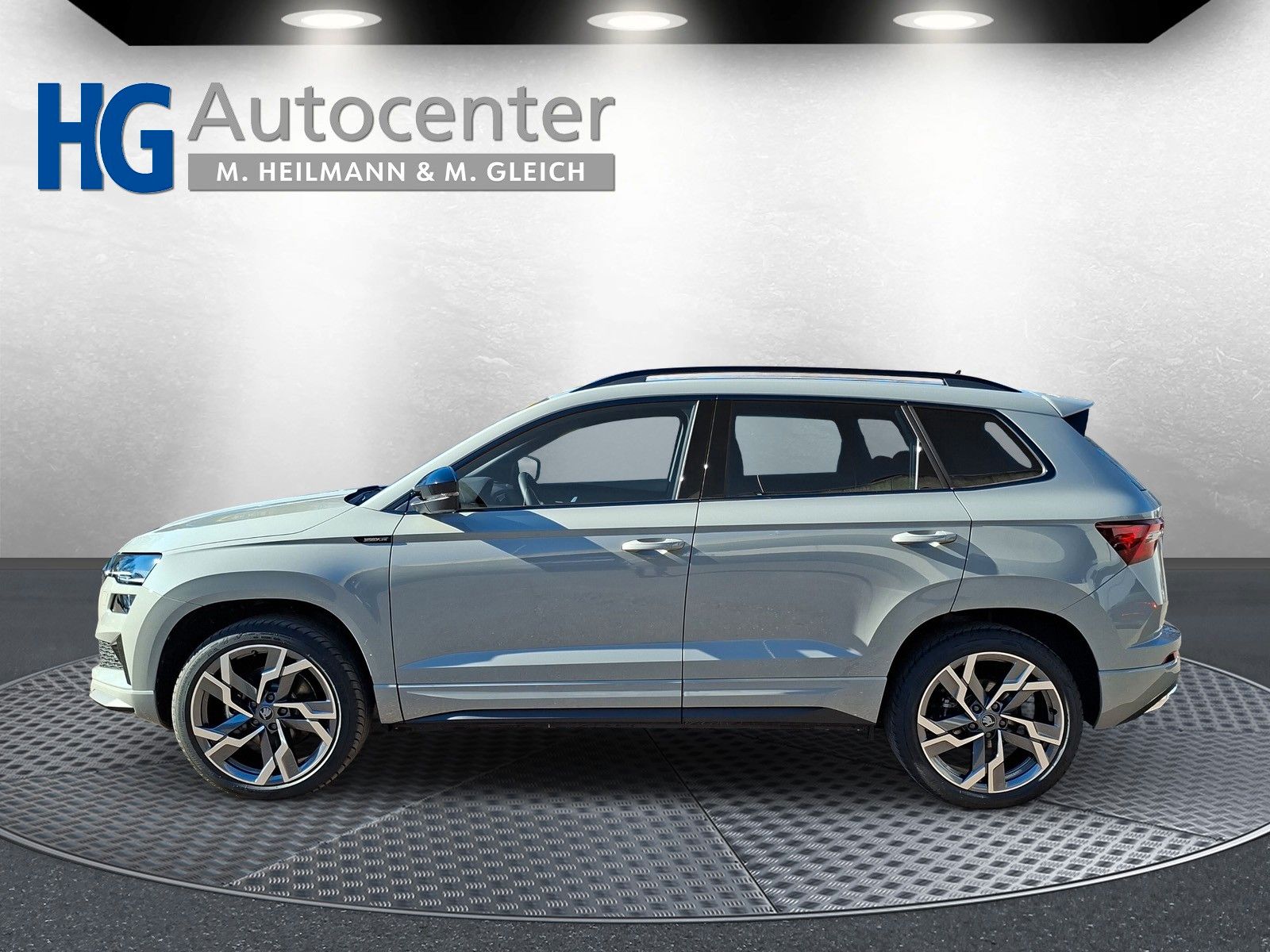 Fahrzeugabbildung SKODA Karoq 1.5 TSI Sportline Pano AHK Matrix 19" Side