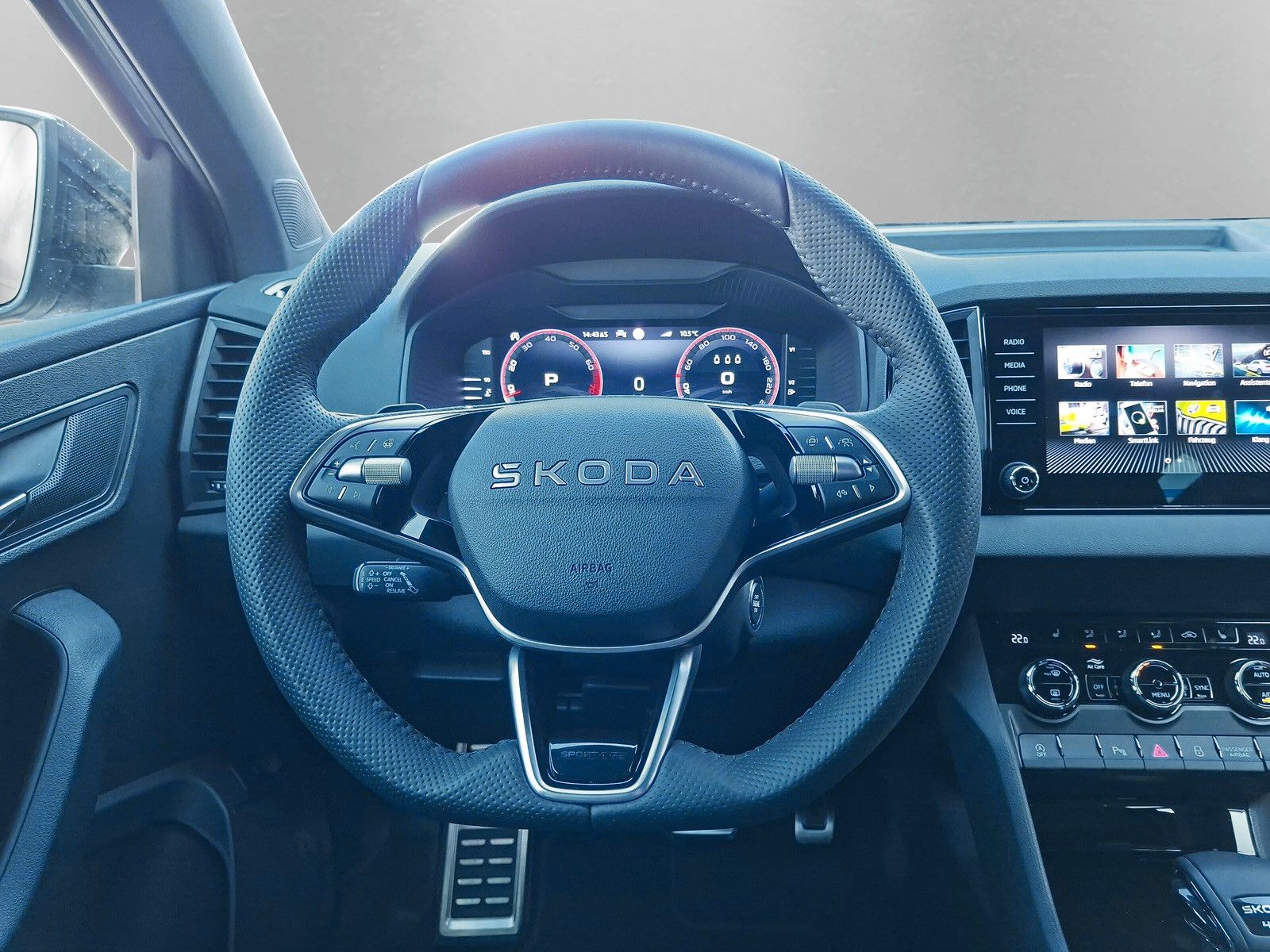 Fahrzeugabbildung SKODA Karoq 1.5 TSI Sportline Pano AHK Matrix 19" Side