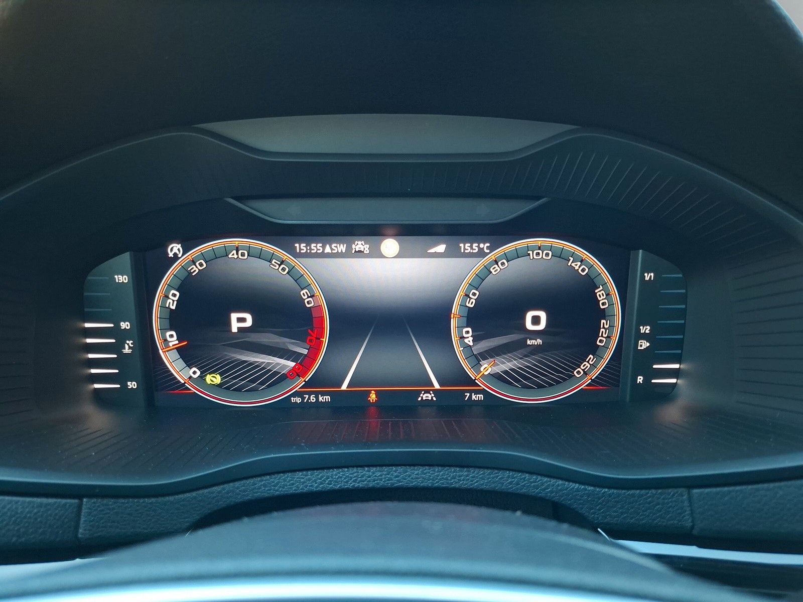 Fahrzeugabbildung SKODA Karoq 1.5 TSI Sportline Pano AHK Matrix 19" Side