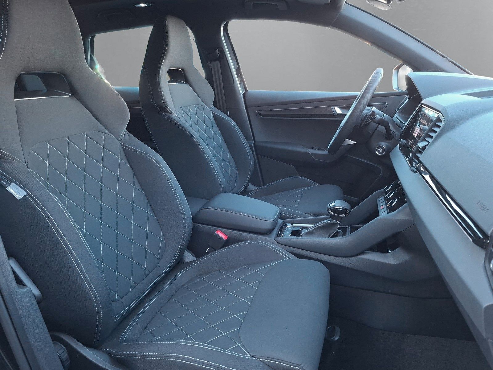 Fahrzeugabbildung SKODA Karoq 1.5 TSI Sportline Pano AHK Matrix 19" Side