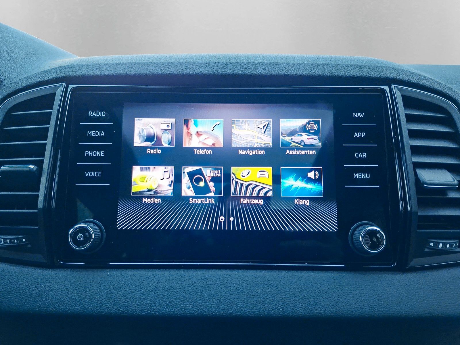 Fahrzeugabbildung SKODA Karoq 1.5 TSI Sportline Pano AHK Matrix 19" Side