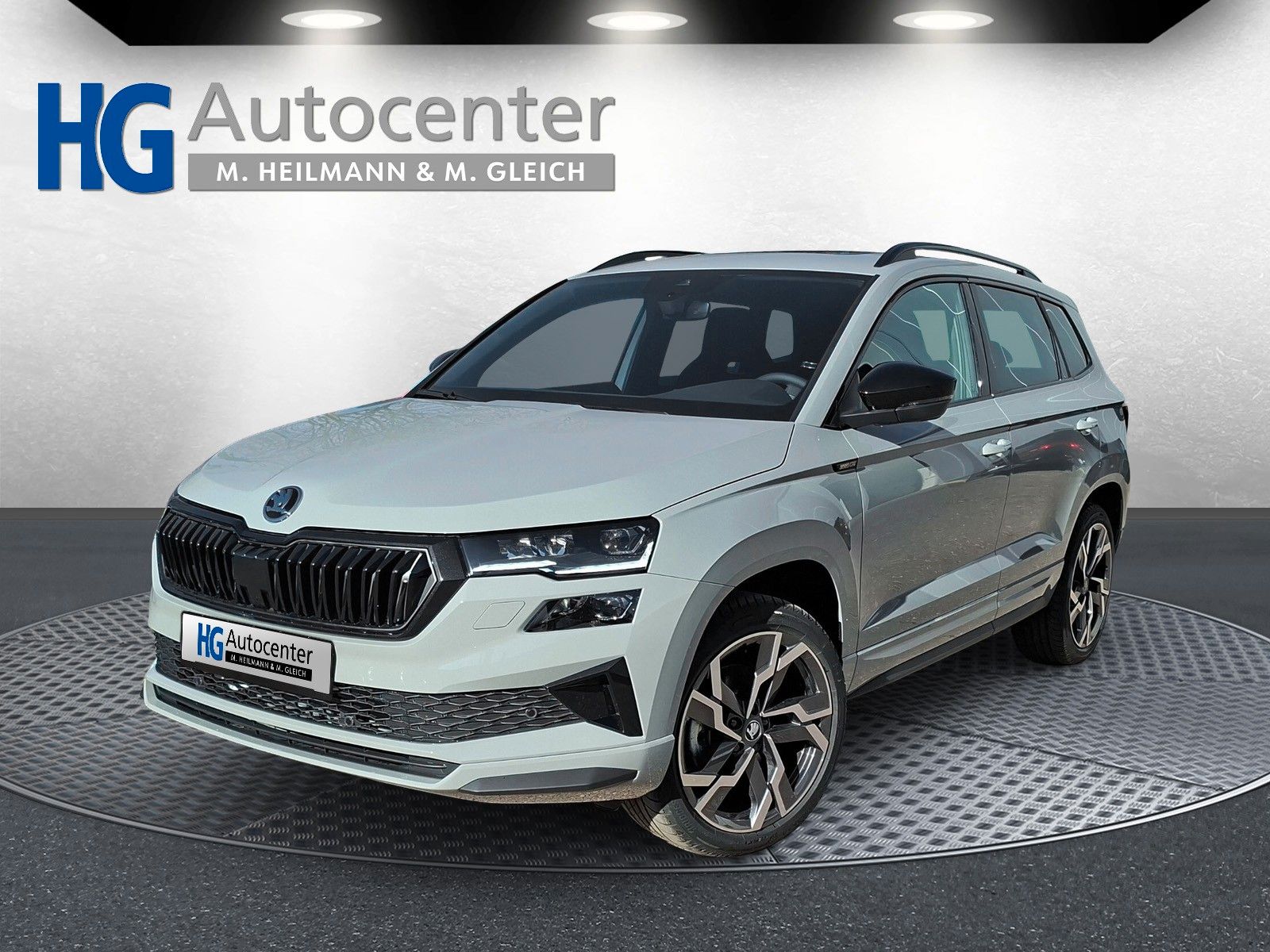 Fahrzeugabbildung SKODA Karoq 1.5 TSI Sportline Pano AHK Matrix 19" Side