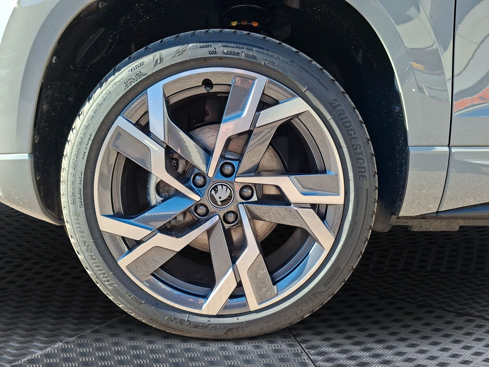 Fahrzeugabbildung SKODA Karoq 1.5 TSI Sportline Pano AHK Matrix 19" Side