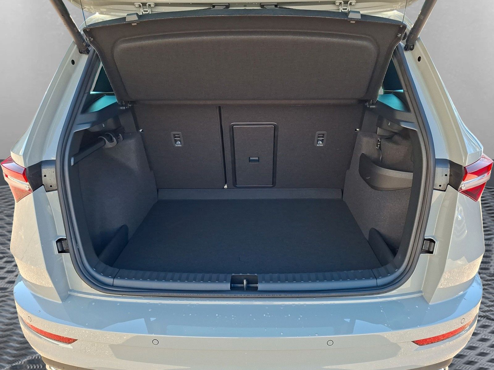 Fahrzeugabbildung SKODA Karoq 1.5 TSI Sportline Pano AHK Matrix 19" Side