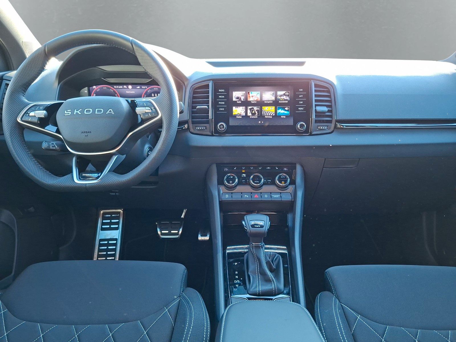 Fahrzeugabbildung SKODA Karoq 1.5 TSI Sportline Pano AHK Matrix 19" Side