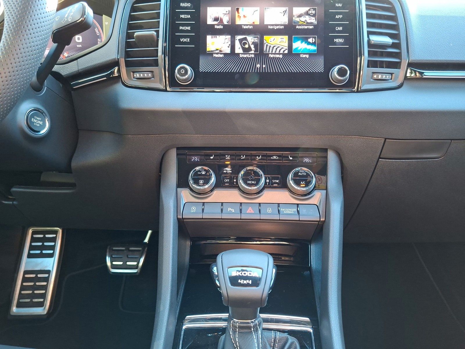 Fahrzeugabbildung SKODA Karoq 1.5 TSI Sportline Pano AHK Matrix 19" Side