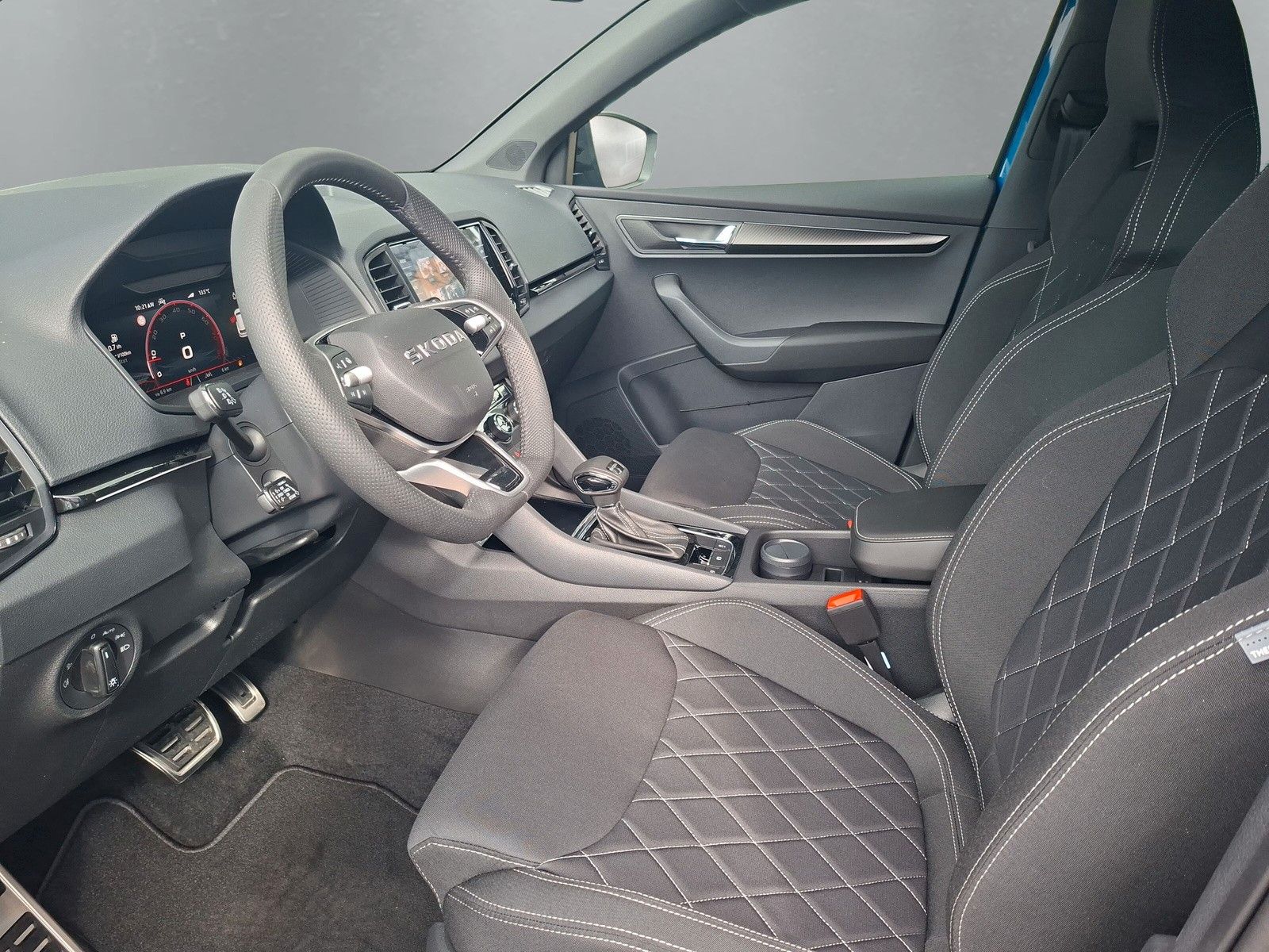 Fahrzeugabbildung SKODA Karoq 1.5 TSI Sportline Pano AHK Matrix 19" Side