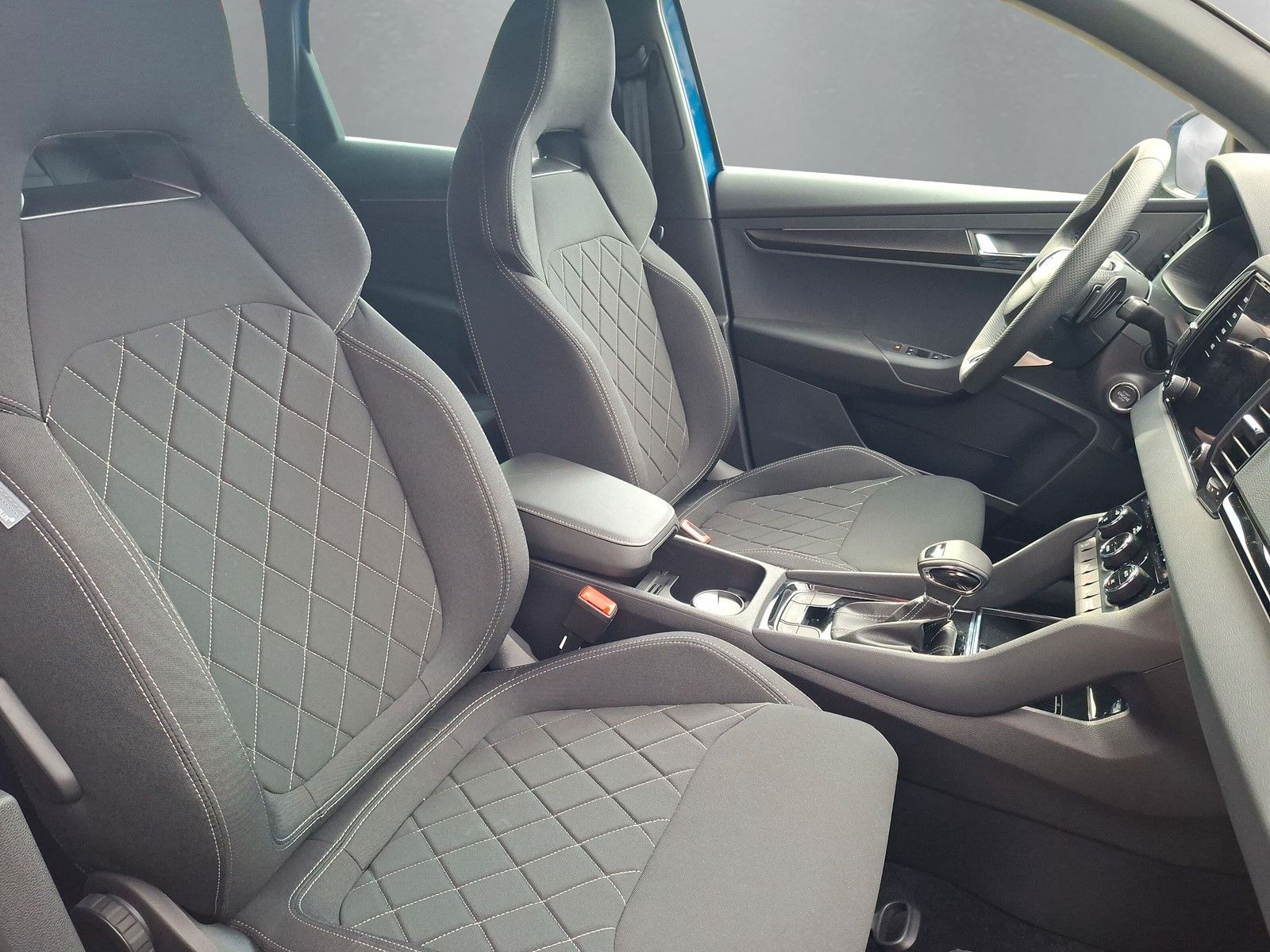 Fahrzeugabbildung SKODA Karoq 1.5 TSI Sportline Pano AHK Matrix 19" Side